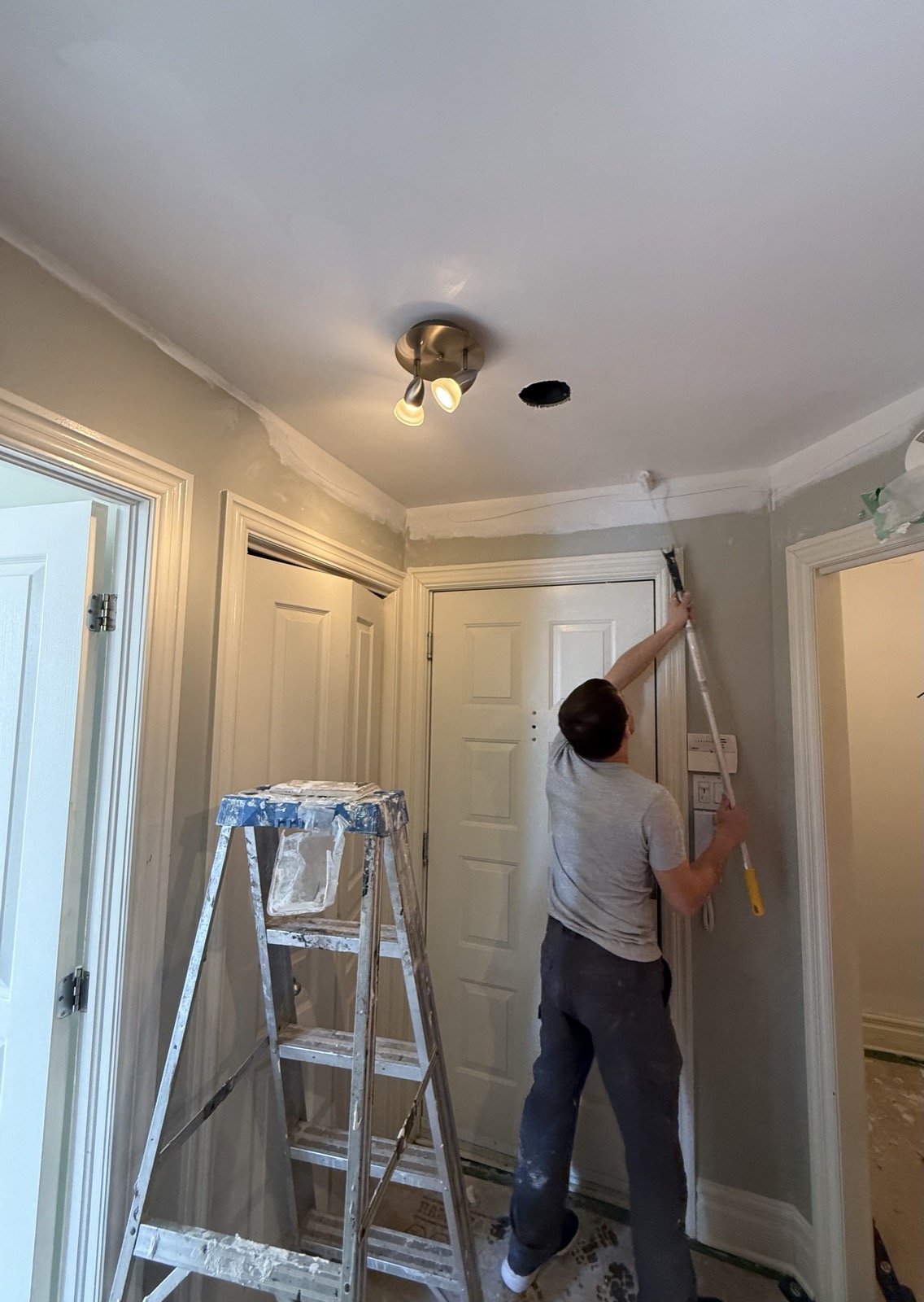 Réparation de gypse et peinture de raccord en cours