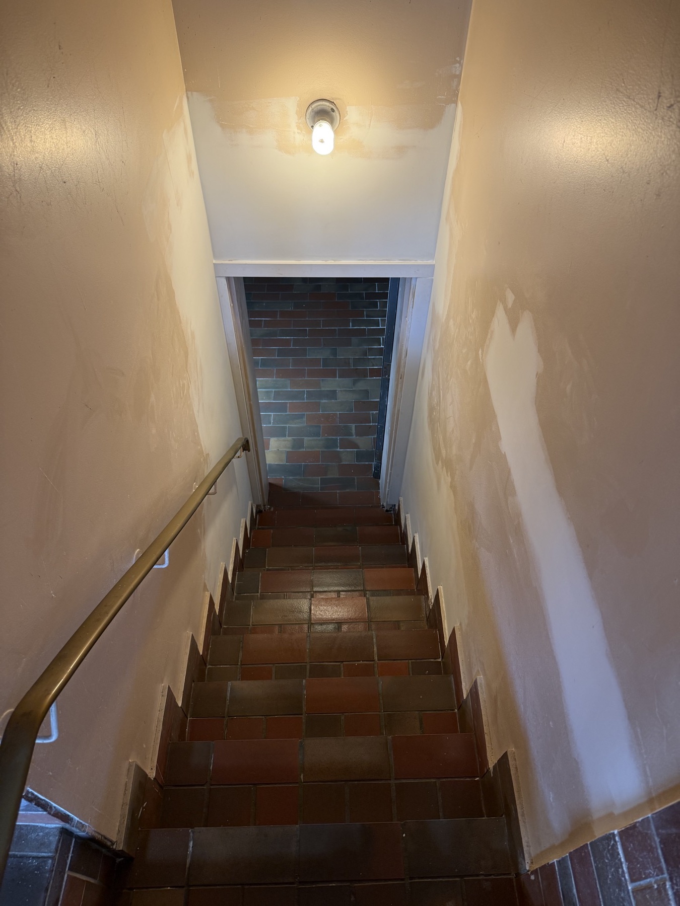 Plafond de cage d'escalier plâtré et fini