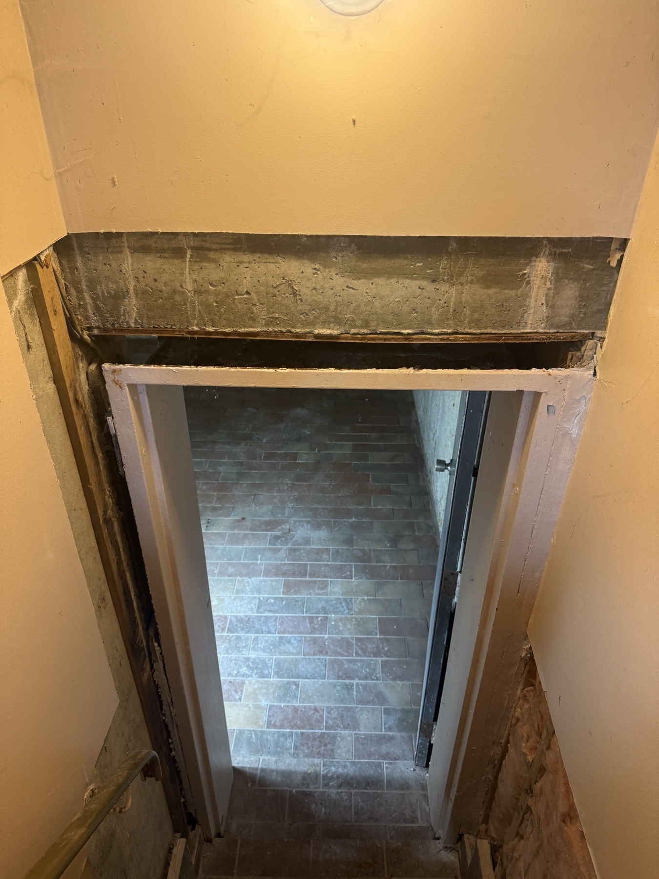 Plafond de cage d'escalier avant réparation