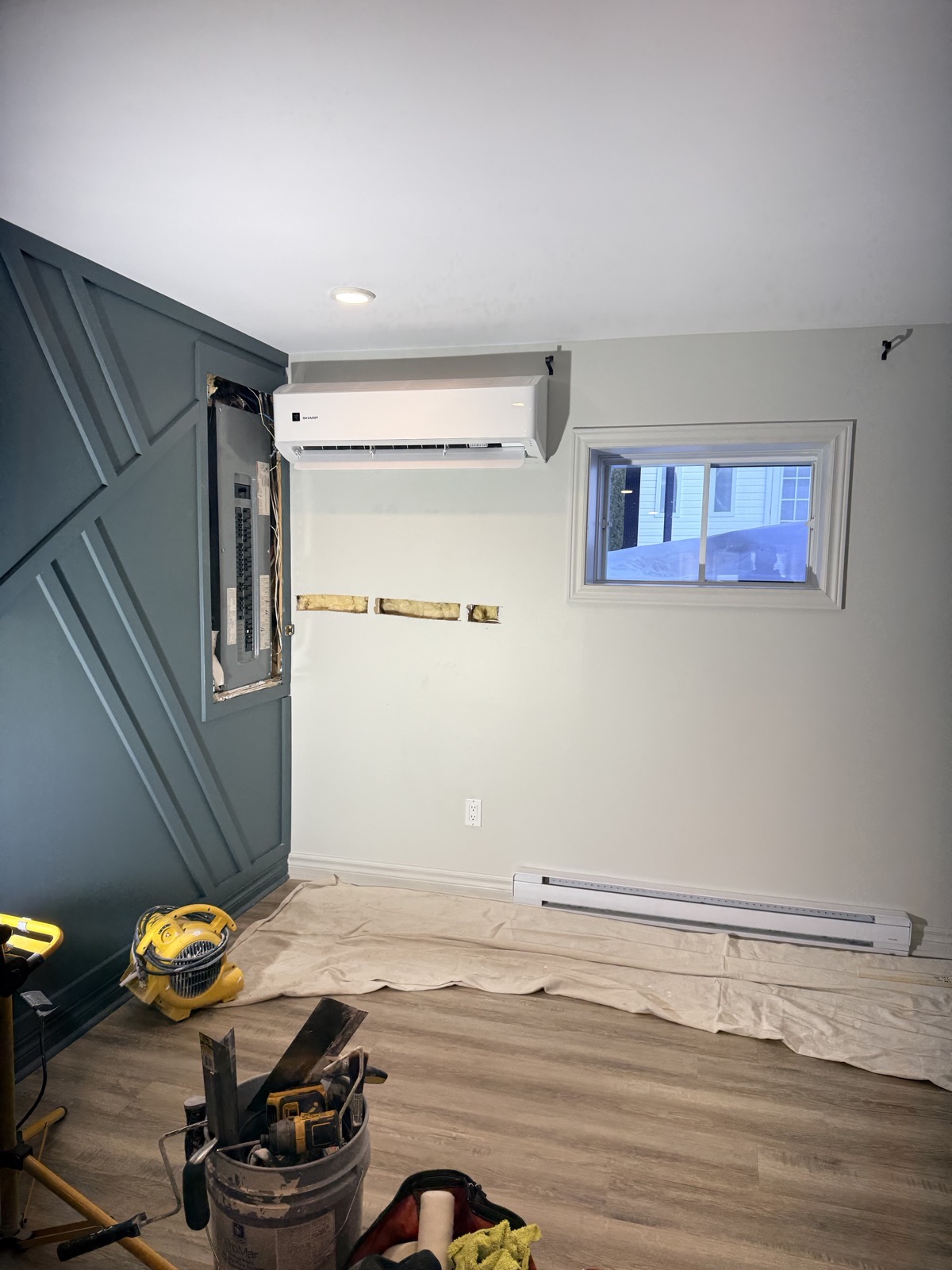 Mur en réparation avec patchs de gypse
